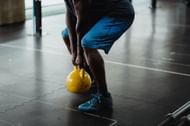 Kettelbell sumo squat (Photo via Pexels/Ketut Subiyanto)